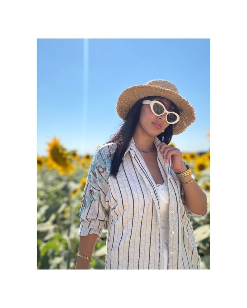 MAVİ ÇİZGİLİ İŞLEMELİ GÖMLEK