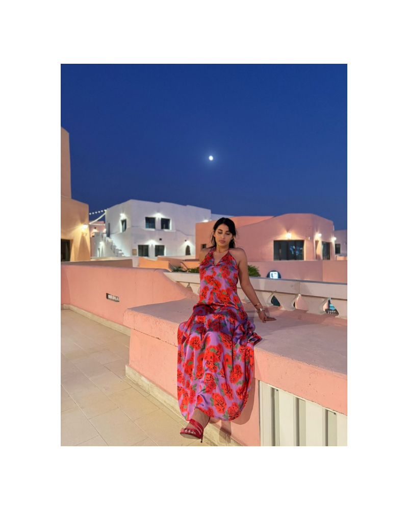 Güllü boyundan bağlamalı saten elbise