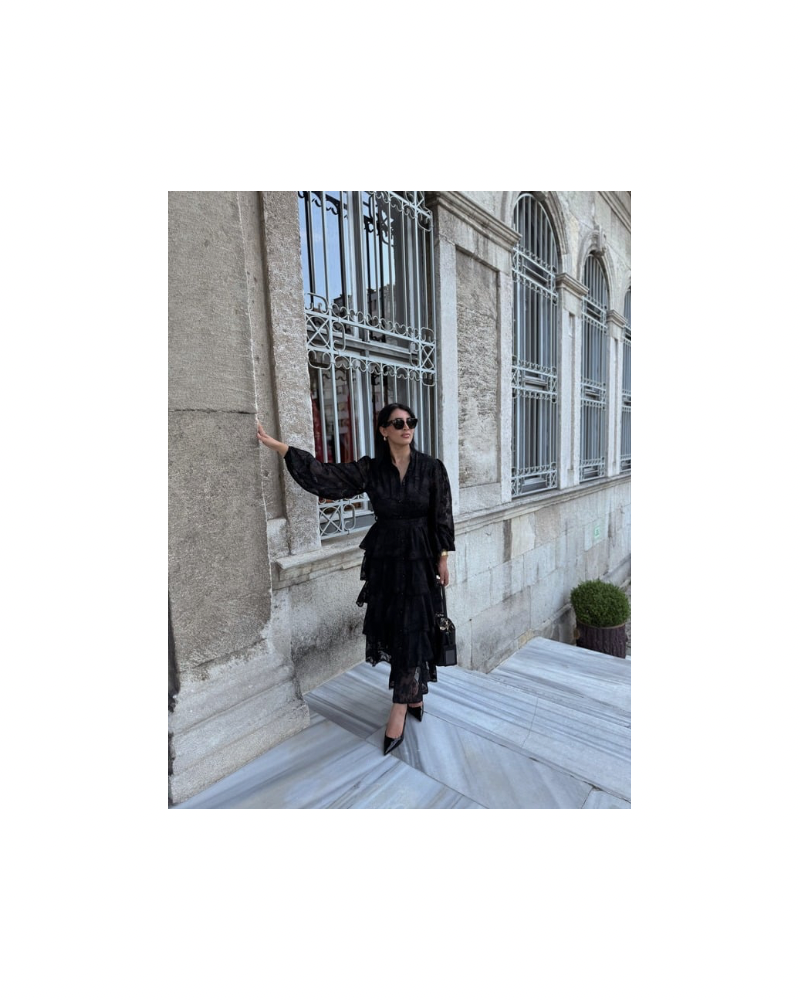 NAKISLI SİYAH KAT KAT ELBISE