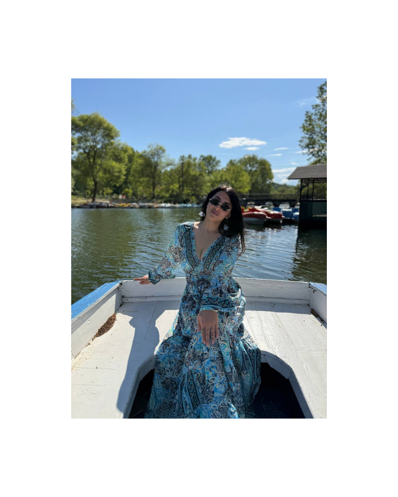 madonna yaka mavi elbise