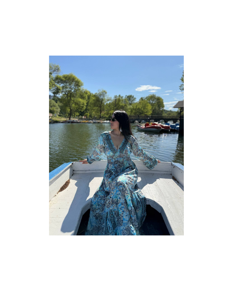 madonna yaka mavi elbise